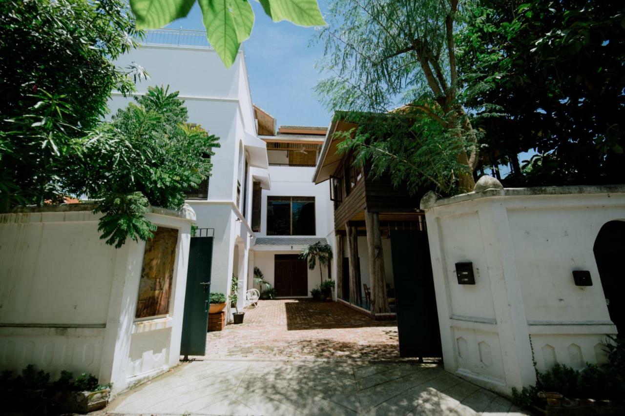 Mammoth Art Studio Pool Villa In Old City Chiang Mai Exterior foto